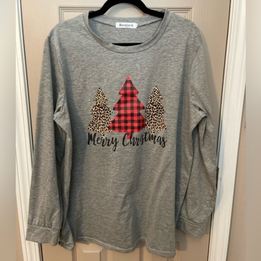 Beopjesk Merry Christmas heather gray long sleeve t-shirt 3 trees leopard plaid